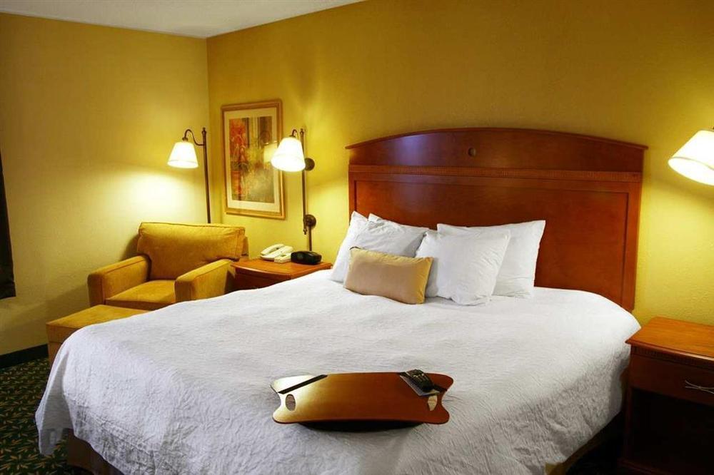 Hampton Inn Minneapolis-Бърнсвил Стая снимка